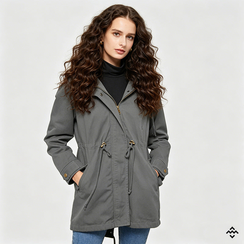Parka con capucha y cintura ajustable