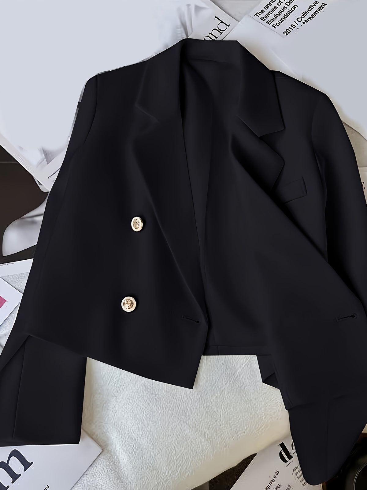 Blazer corto cruzado · botones dorados
