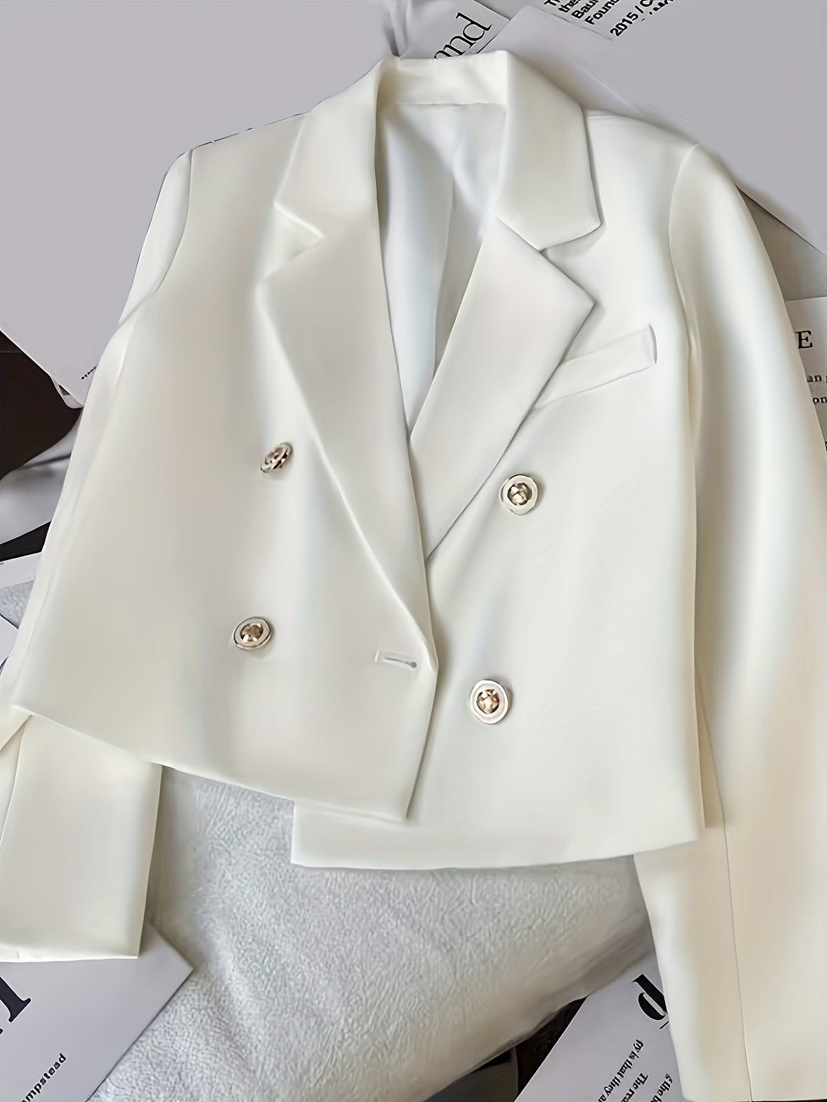 Blazer corto cruzado · botones dorados