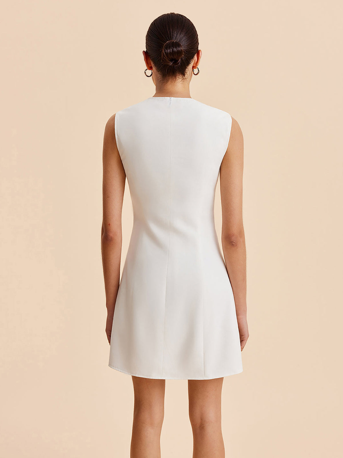 Vestido corto sin mangas · cuello redondo