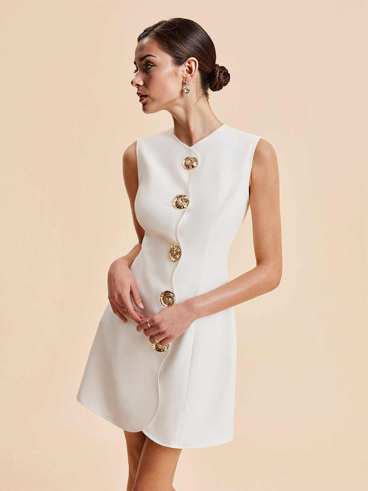 Vestido corto sin mangas · cuello redondo