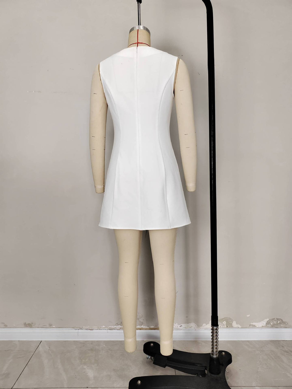 Vestido corto sin mangas · cuello redondo